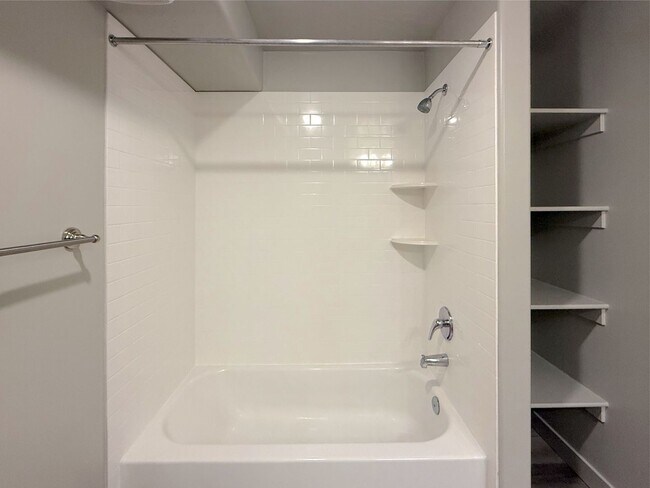 Building Photo - 2 bed, 1 bath Condo