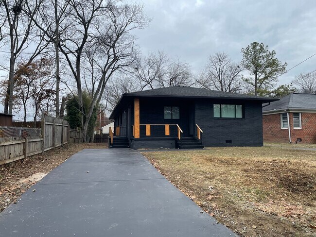 Building Photo - 2607 E 5th St