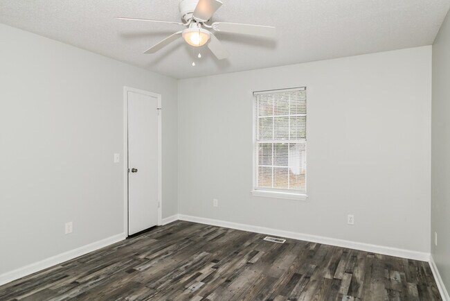 Building Photo - 208 Tamara Way
