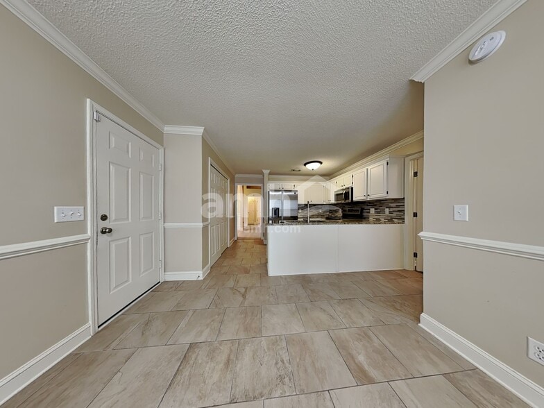 Building Photo - 409 Roberts Way