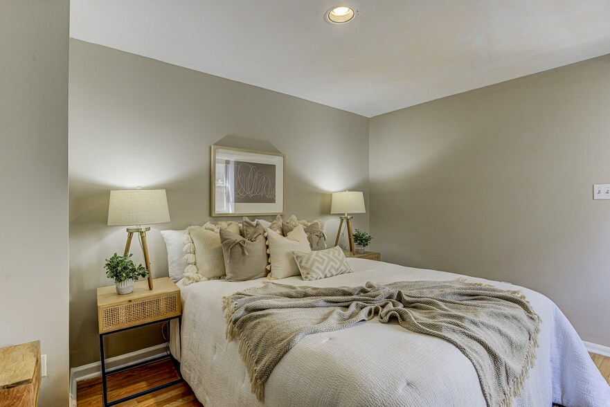 Building Photo - 1736 Light St