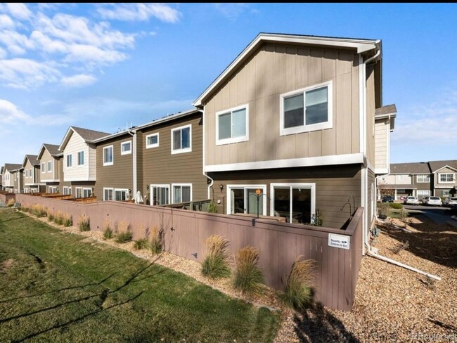 Building Photo - 3 Bedroom Townhome in Commerce City