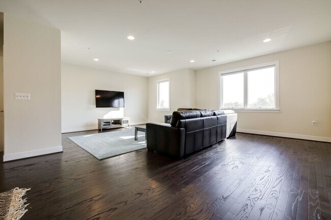 Building Photo - Updated 3br/2.5ba Condo Townhome Alexandria Walk to Metro