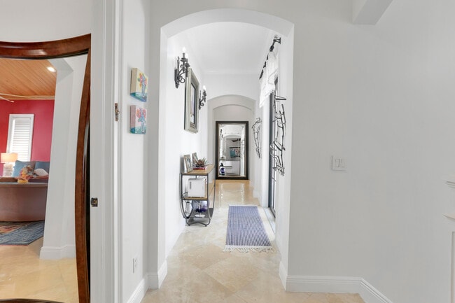 Building Photo - 1020 Miramar Dr