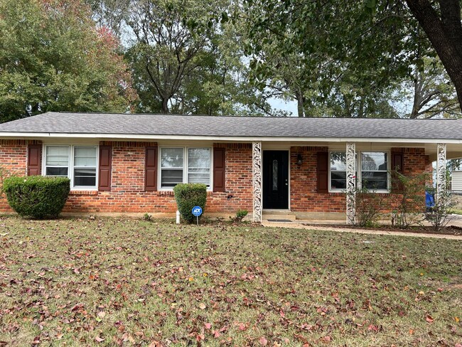 Primary Photo - Check out this 3- Bedroom Prattville Cutie !!