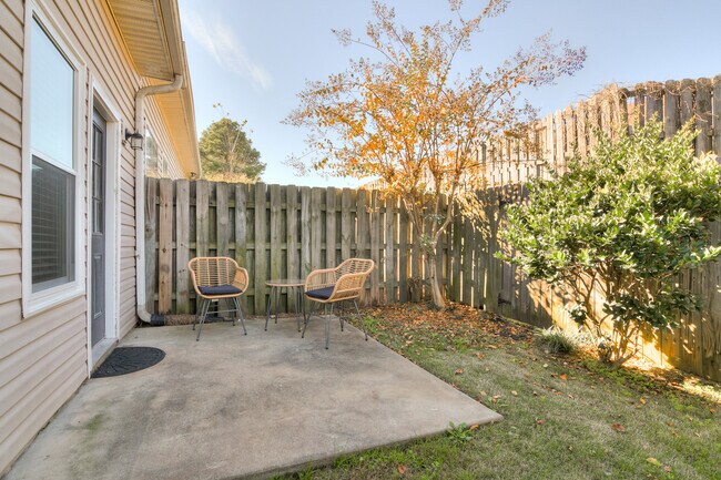 Building Photo - 2003 Helmsdale Ln