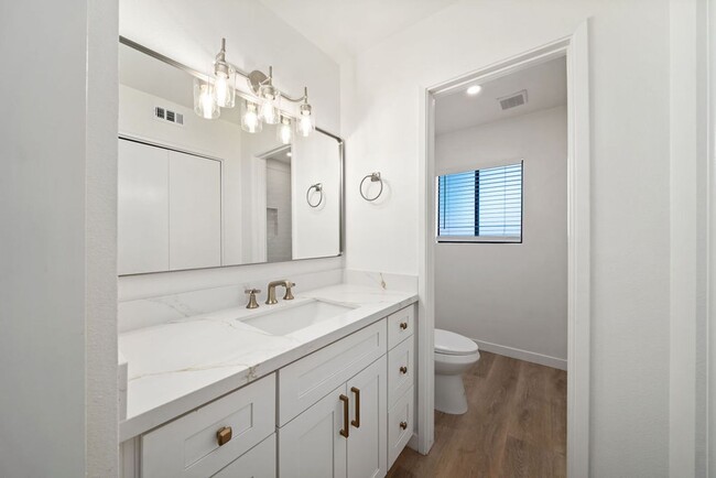 Building Photo - Fully remodeled luxury 3 bedroom 2 bathroo...