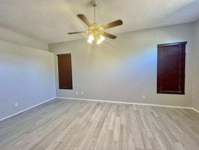 Building Photo - 686 W Del Rio St