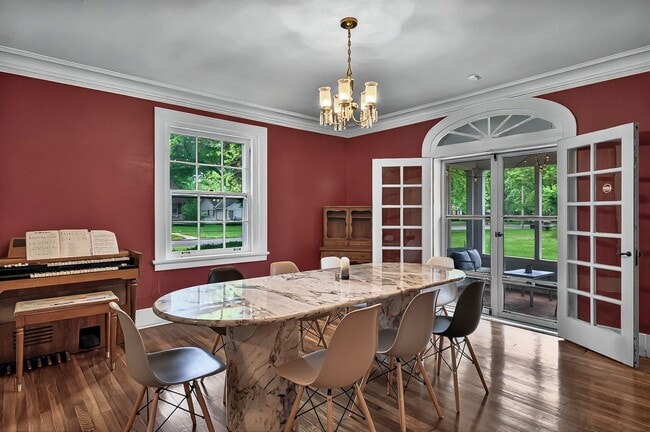 Building Photo - Move In Ready! 5 bedroom 3.5 bath near Was...