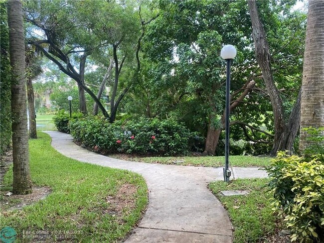 Building Photo - 9999 Summerbreeze Dr