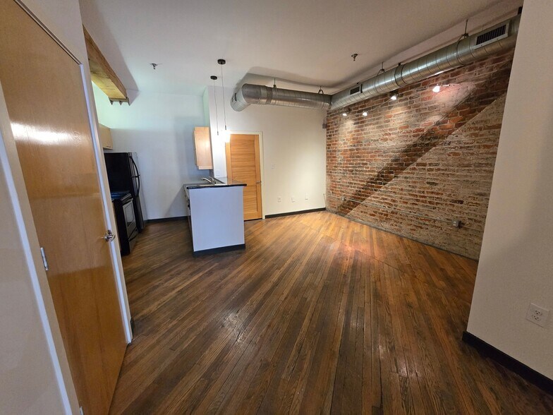 Building Photo - 1318 W Broad St