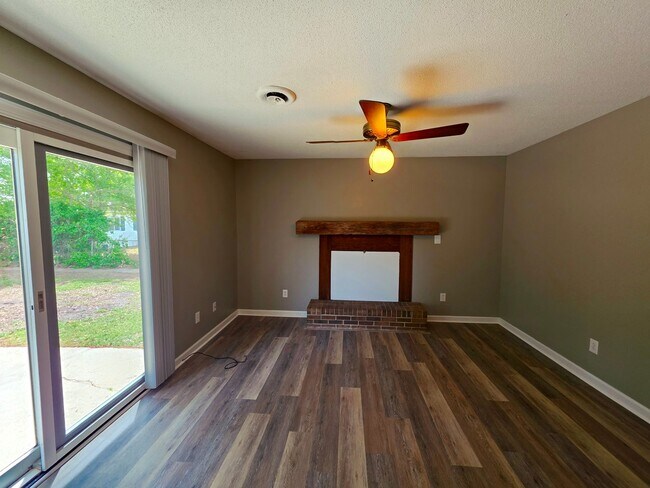 Building Photo - Nicely updated 3 bedroom, 2 bath home with 1-car garage