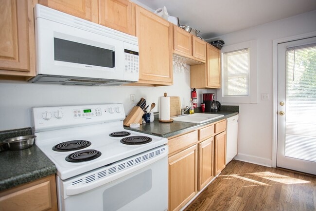 Building Photo - Cute and Quiet West Side Duplex!