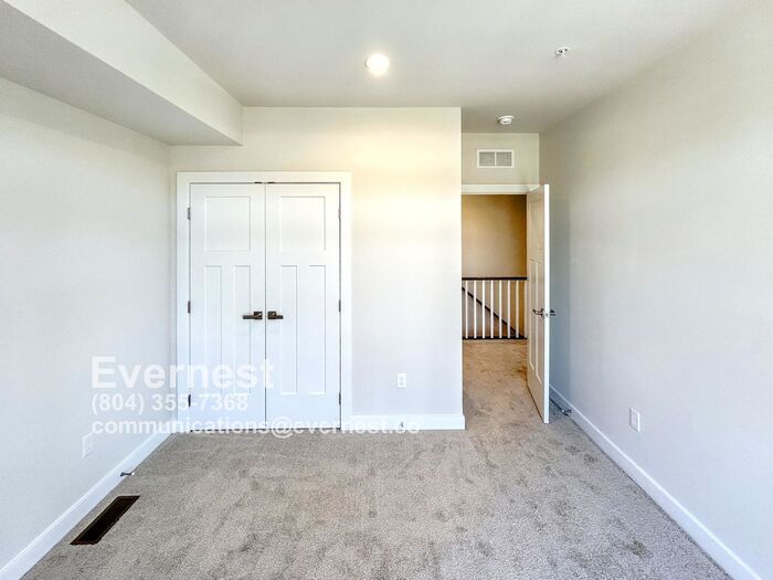 Building Photo - 12112 Calgary Lp