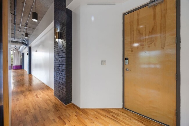 Building Photo - 505 Bastrop St