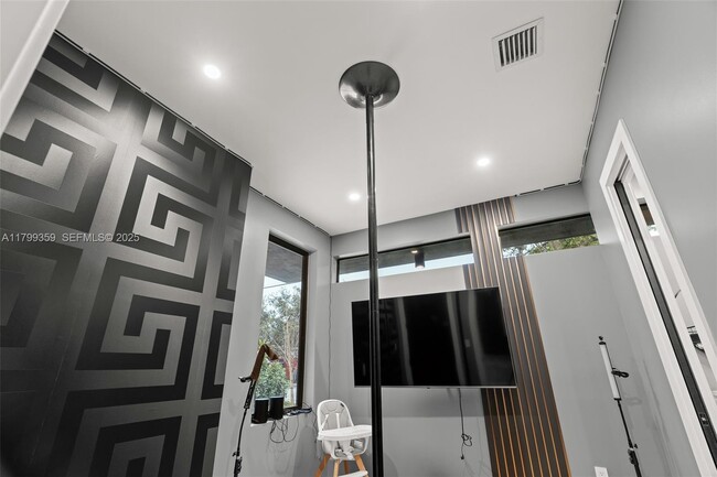 Building Photo - 400 NW 49th St