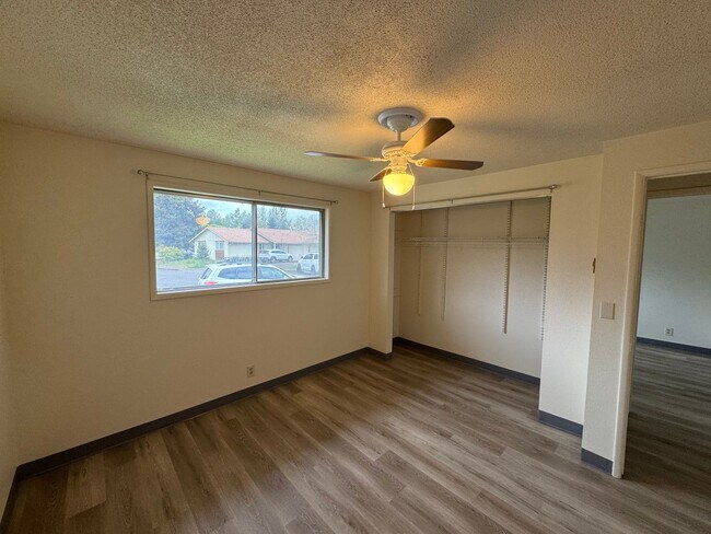 Building Photo - 3 Bedroom, 2 Bath Single Family Home in Cal Young/Gilham Neighborhood