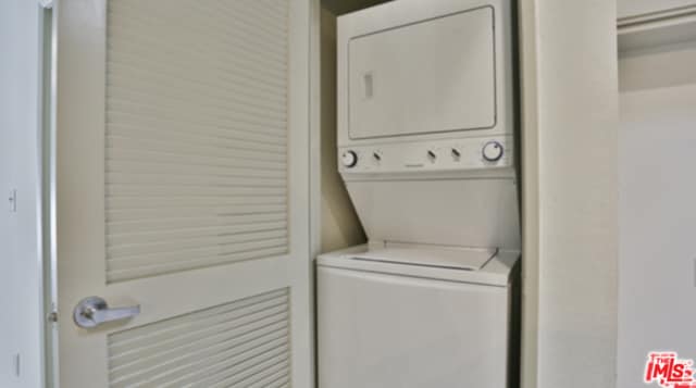 Building Photo - 2222 Beachwood Dr