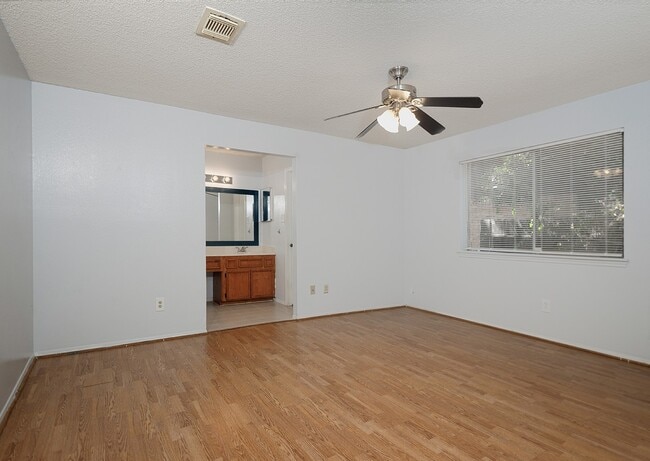 Building Photo - 6 S Pineplank Ct