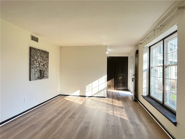Building Photo - 100 Drumlin View Dr
