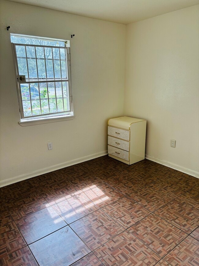 Building Photo - 10449 Wicklowe St
