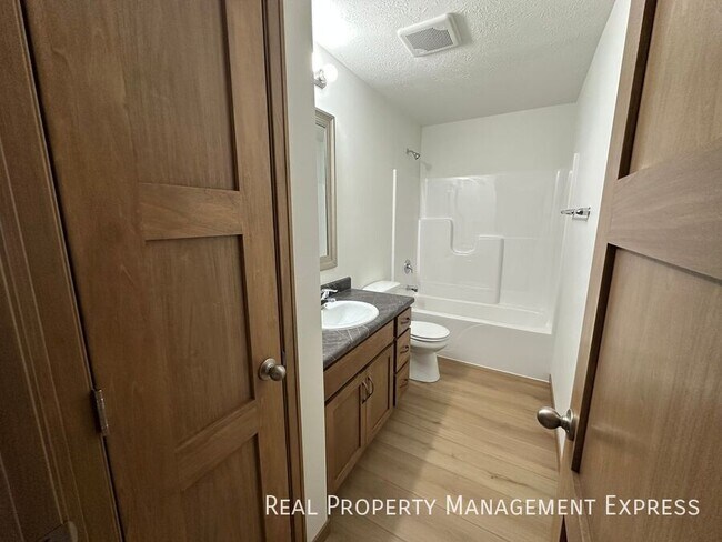 Building Photo - Modern 3 Bedroom 2.5 Bathroom Townhome