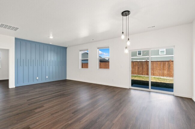 Building Photo - 5000 Alur St