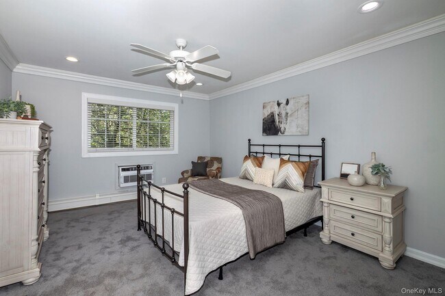 Building Photo - 721 Greenbriar Dr
