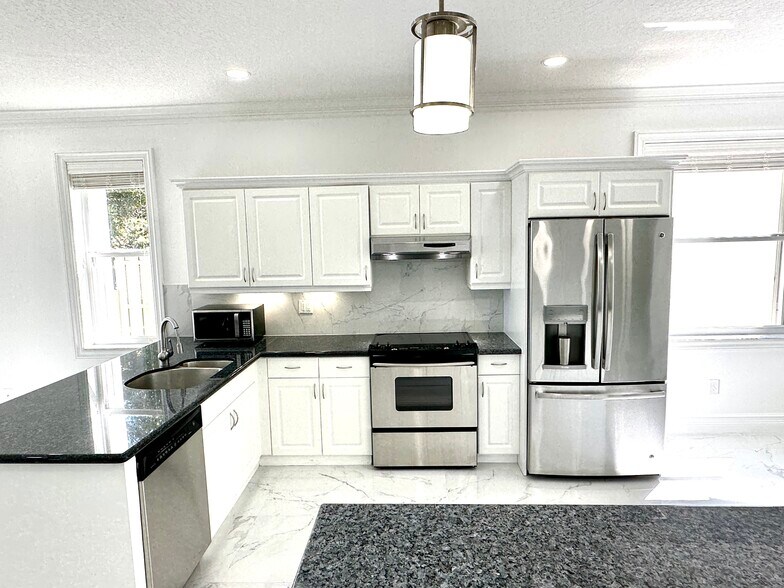Kitchen - 10667 Oak Bend Way