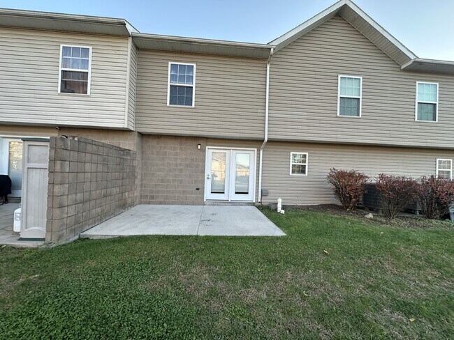 Building Photo - 1007 Hot Point Ave
