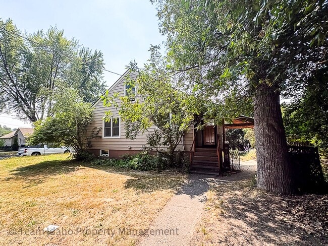 Building Photo - Darling Single Family Home on a Large Corner Lot