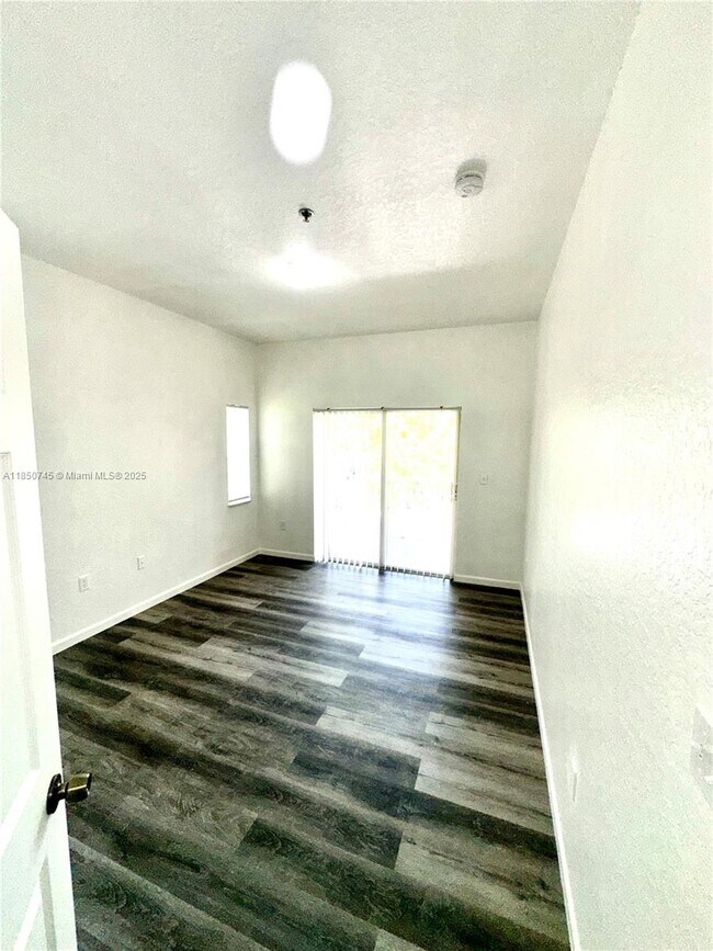 Building Photo - 2901 Riverside Dr