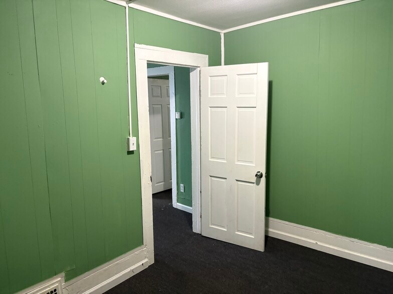 Building Photo - 233 Lakeview Ave