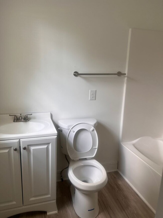 Building Photo - Three Bedroom Two Bathroom House