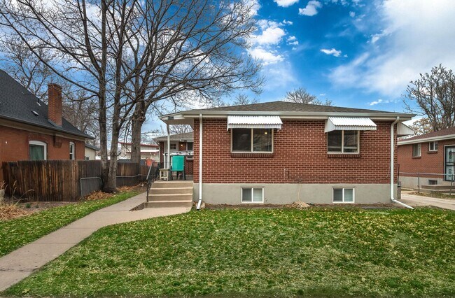 Building Photo - Spacious 4BR with bonus space and a 2 car garage in the heart of Sunnyside!