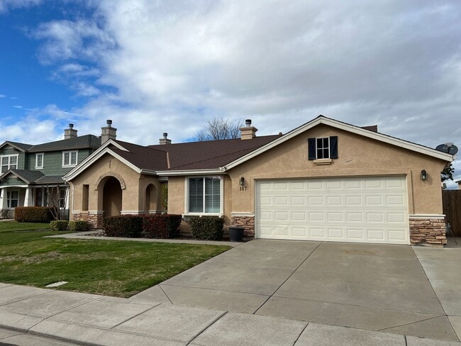 Building Photo - 4 bedrooms, an office and single-story home with a pool!!