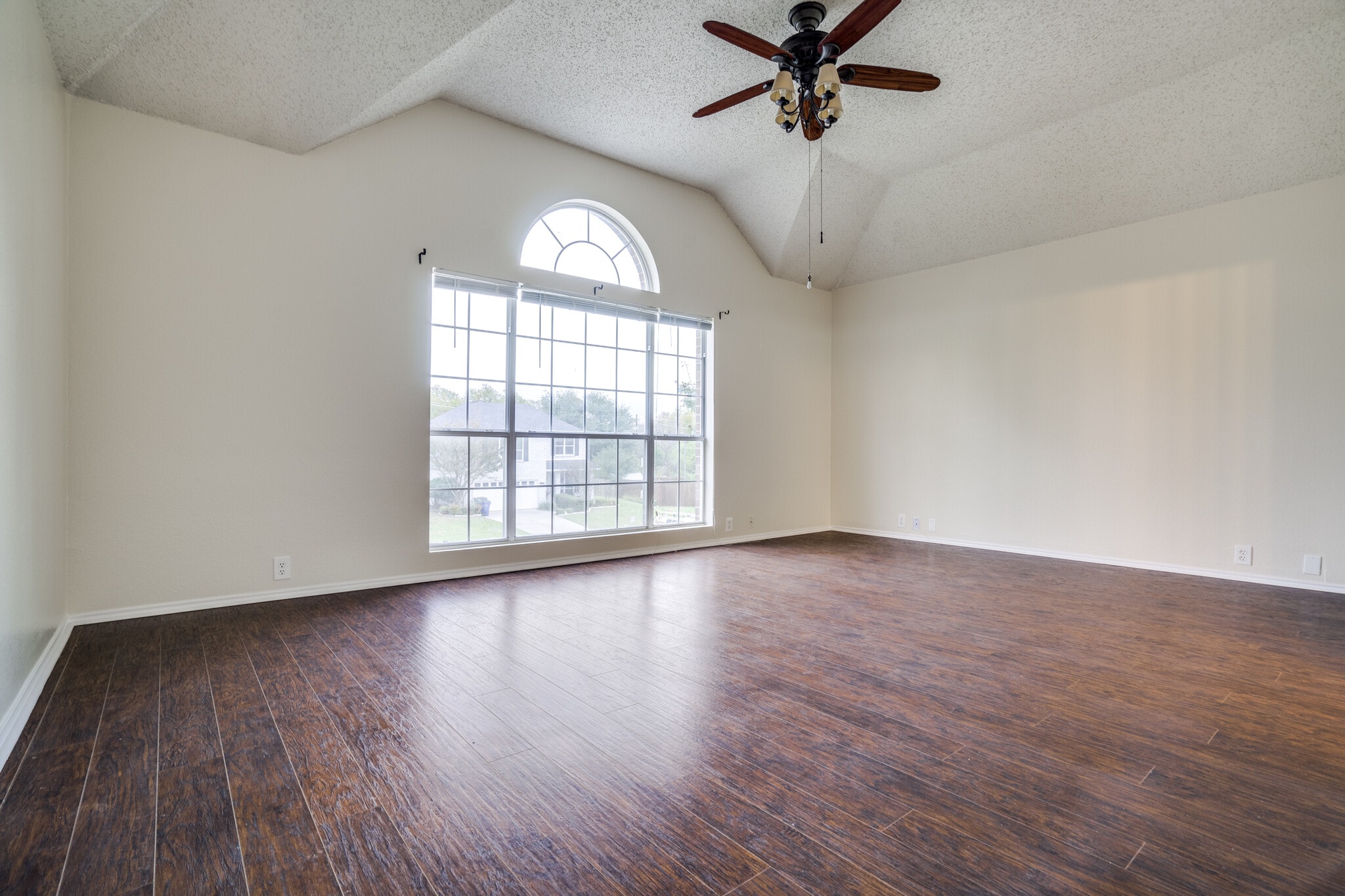 Spacious primary bedroom - 3607 Creekview Ct