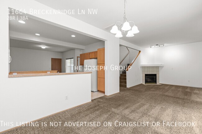 Building Photo - Centrally located 2 bed/2.5 bath in Silver...