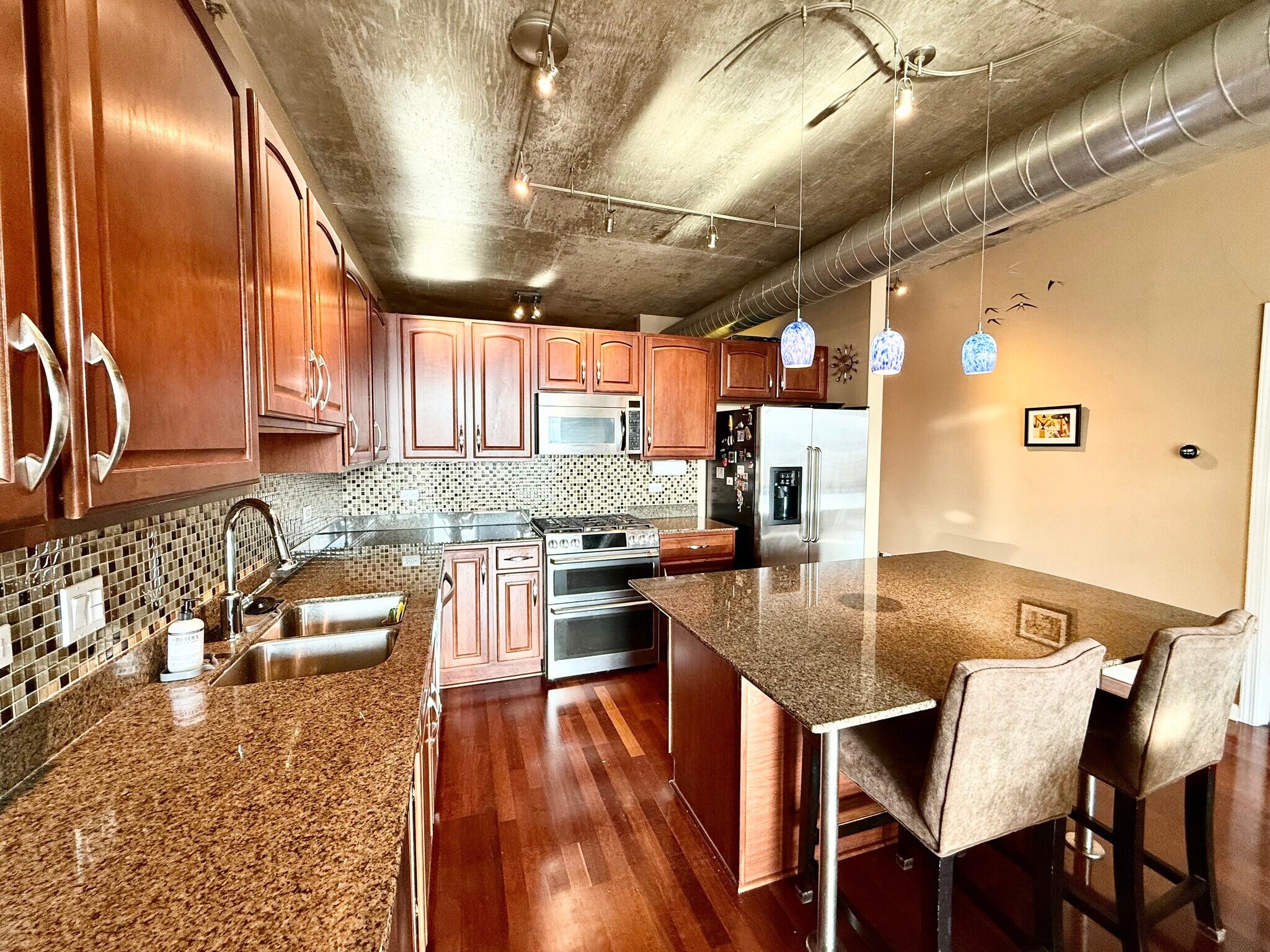 Building Photo - 125 E 13th St