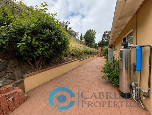 Building Photo - Your dream home awaits! - Stunning & Spacious 3bd/2ba Mt. Helix Home