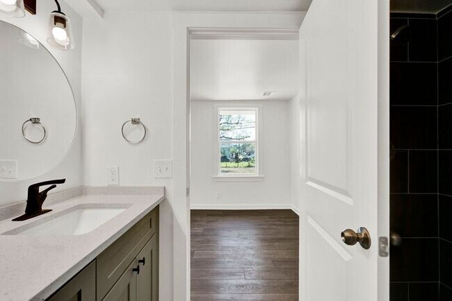 Building Photo - Stunning 3-Bedroom Home with Modern Upgrades in Tulsa
