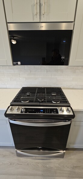 5 burner Gas Stove - 812 Martell Rd