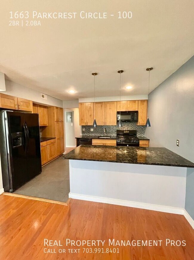 Building Photo - 1663 Parkcrest Cir