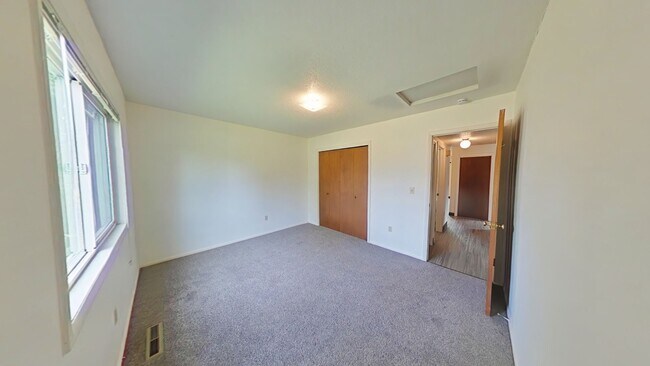 Building Photo - Spacious and charming conveniently located...