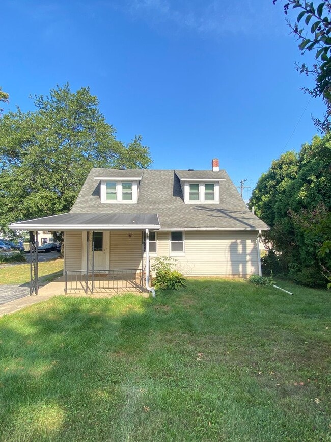 Building Photo - Coming Soon! Spacious 3 Bedroom, 1 Bath Ho...