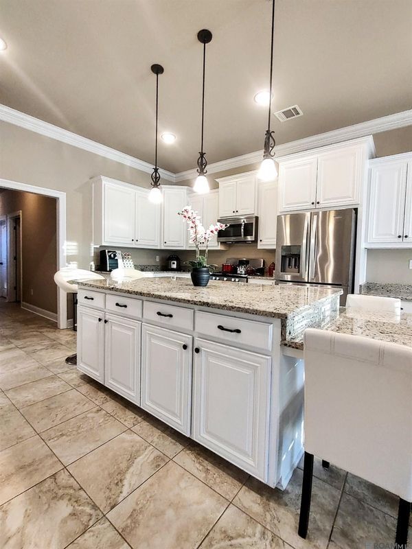 Building Photo - 18081 Old Trail Dr