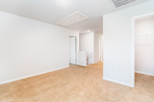 Building Photo - Spacious house with large office and 3 bedrooms in pool community. Available after July 10!