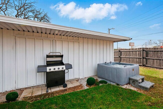 Building Photo - 2336 Minnie St