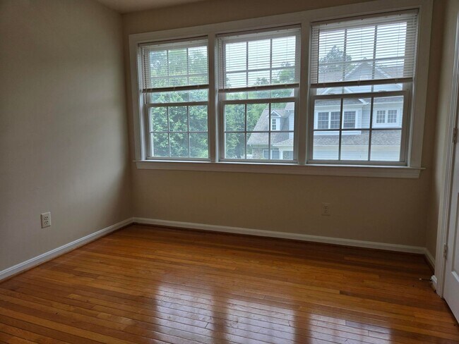Building Photo - Stunning and Spacious 5 Bed 4 Bath Colonia...