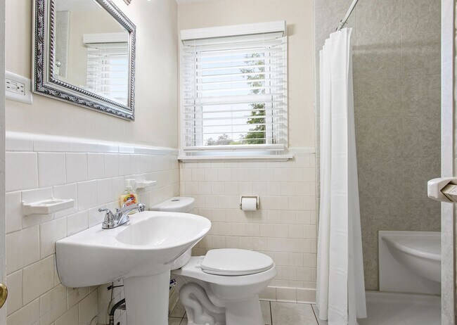Building Photo - $2,300 / 3 br / 1.0 ba / 1,008 sqft